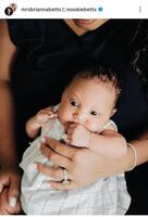 　第３子となるカーリちゃん。ベッツのインスタグラム（ｍｏｏｋｉｅｂｅｔｔｓ）より