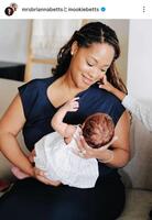 　第３子となるカーリちゃんを抱っこするブリアンナさん。ベッツのインスタグラム（ｍｏｏｋｉｅｂｅｔｔｓ）より