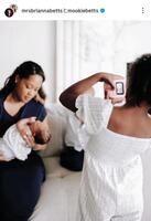 　第３子となるカーリちゃんを撮影するキンリーちゃん。ベッツのインスタグラム（ｍｏｏｋｉｅｂｅｔｔｓ）より