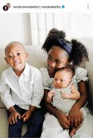 　第３子となるカーリちゃんを抱っこするキンリーちゃん。左はカイくん。ベッツのインスタグラム（ｍｏｏｋｉｅｂｅｔｔｓ）より