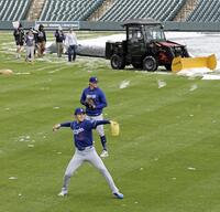 　除雪作業が行われる中、キャッチボールするドジャース・佐々木（手前）＝デンバー（共同）