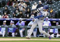 　ロッキーズ戦の１回、二塁打を放つドジャース・大谷＝デンバー（共同）