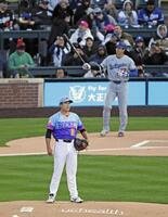 　ドジャース戦で大谷と対戦するロッキーズ先発の菅野＝デンバー（共同）
