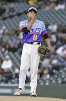 　ドジャース戦の１回、手に息を吹きかけるロッキーズ・菅野＝デンバー（共同）