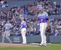 　ドジャース戦の２回、大谷（左）に右前打を許したロッキーズ先発の菅野（右）＝デンバー（共同）