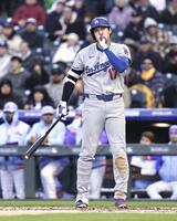 　ロッキーズ戦の２回、手に息を吹きかけるドジャース・大谷＝デンバー（共同）