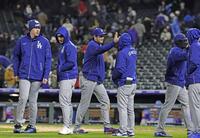 　ロッキーズに勝利し、タッチを交わすドジャース・大谷（左から３人目）。左端は佐々木＝デンバー（共同）