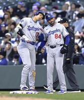 　ロッキーズ戦の２回、右前打を放ち、ヘルメットを合わせるドジャース・大谷（左）＝デンバー（共同）