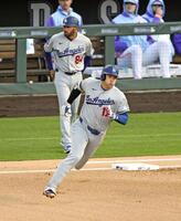 　ロッキーズ戦の１回、二塁打を放って走るドジャース・大谷＝デンバー（共同）