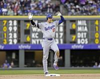 　ロッキーズ戦の１回、二塁打を放ちポーズをとるドジャース・大谷＝デンバー（共同）
