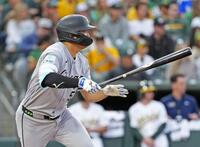 　アスレチックス戦の３回、左前打を放つホワイトソックス・村上＝サクラメント（共同）