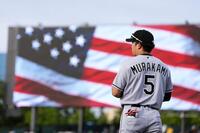 　試合前にウオーミングアップするホワイトソックス・村上＝サクラメント（共同）