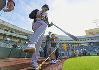 　試合前に調整するホワイトソックス・村上＝サクラメント（共同）