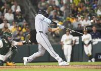 　アスレチックス戦の７回、メジャー移籍後初の満塁本塁打を放つホワイトソックス・村上＝サクラメント（共同）