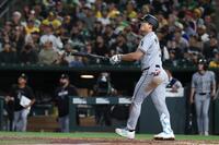 　アスレチックス戦の７回、満塁ホームランを放つ村上（提供・AP／アフロ）