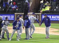 　ロッキーズに勝利しチームメートを迎えるドジャース・大谷（右端）＝デンバー（共同）