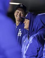 　ロッキーズ戦の９回、ベンチで山本（右）と談笑するドジャース・大谷＝デンバー（共同）