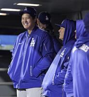 　ロッキーズ戦の９回、ベンチで山本と談笑するドジャース・大谷（左端）＝デンバー（共同）