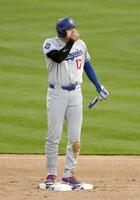 　ロッキーズ戦の１回、二塁打を放ち、塁上で手に息を吹きかけるドジャース・大谷＝デンバー（共同）