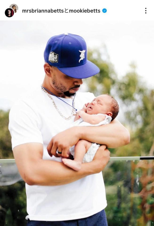 　第３子となるカーリちゃんを抱っこするベッツ。ベッツのインスタグラム（ｍｏｏｋｉｅｂｅｔｔｓ）より