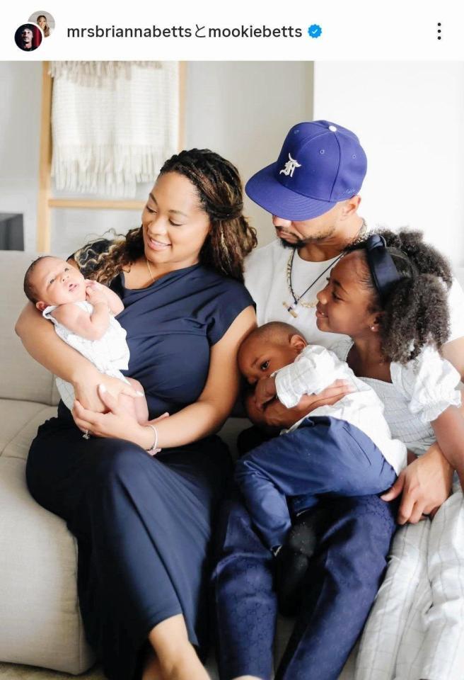 　第３子のカーリちゃんを囲むベッツ一家。ベッツのインスタグラム（ｍｏｏｋｉｅｂｅｔｔｓ）より