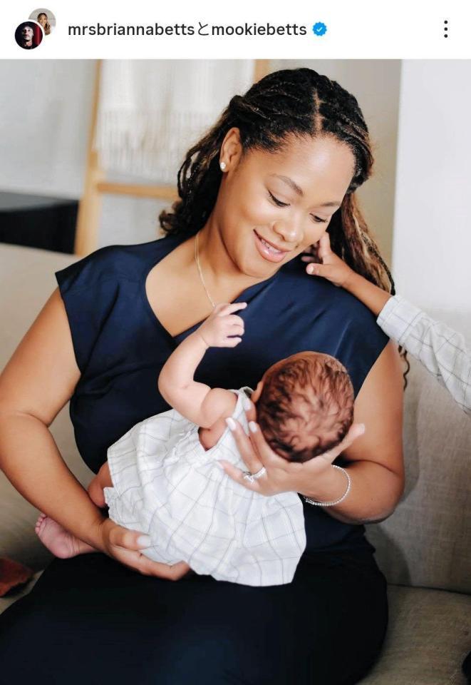 　第３子となるカーリちゃんを抱っこするブリアンナさん。ベッツのインスタグラム（ｍｏｏｋｉｅｂｅｔｔｓ）より
