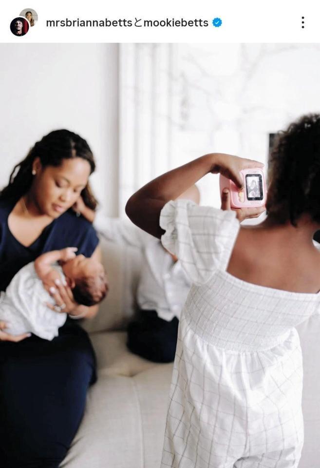 　第３子となるカーリちゃんを撮影するキンリーちゃん。ベッツのインスタグラム（ｍｏｏｋｉｅｂｅｔｔｓ）より