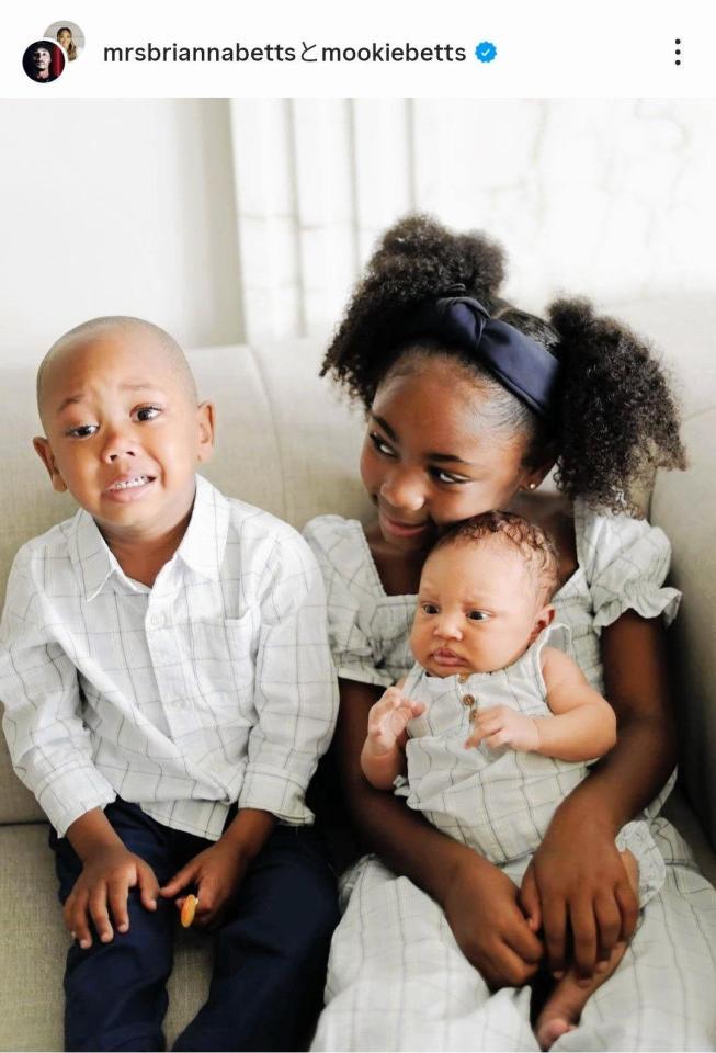 　第３子となるカーリちゃんを抱っこするキンリーちゃん。左はカイくん。ベッツのインスタグラム（ｍｏｏｋｉｅｂｅｔｔｓ）より