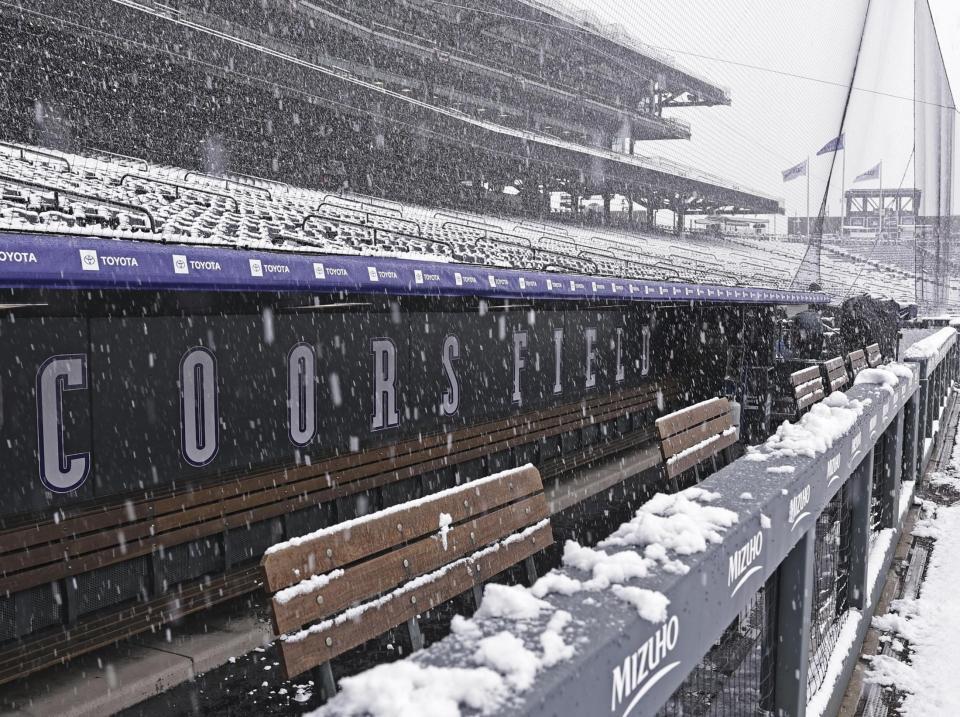 　雪が積もったロッキーズの本拠地、クアーズ・フィールド＝デンバー（共同）