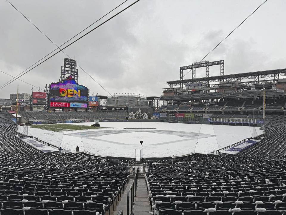 　雪が積もったロッキーズの本拠地、クアーズ・フィールド＝デンバー（共同）