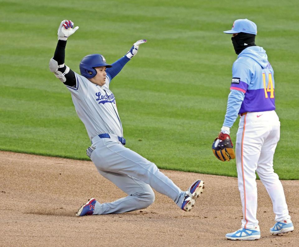 　ロッキーズ戦の１回、二塁打を放ち、滑り込むドジャース・大谷＝デンバー（共同）