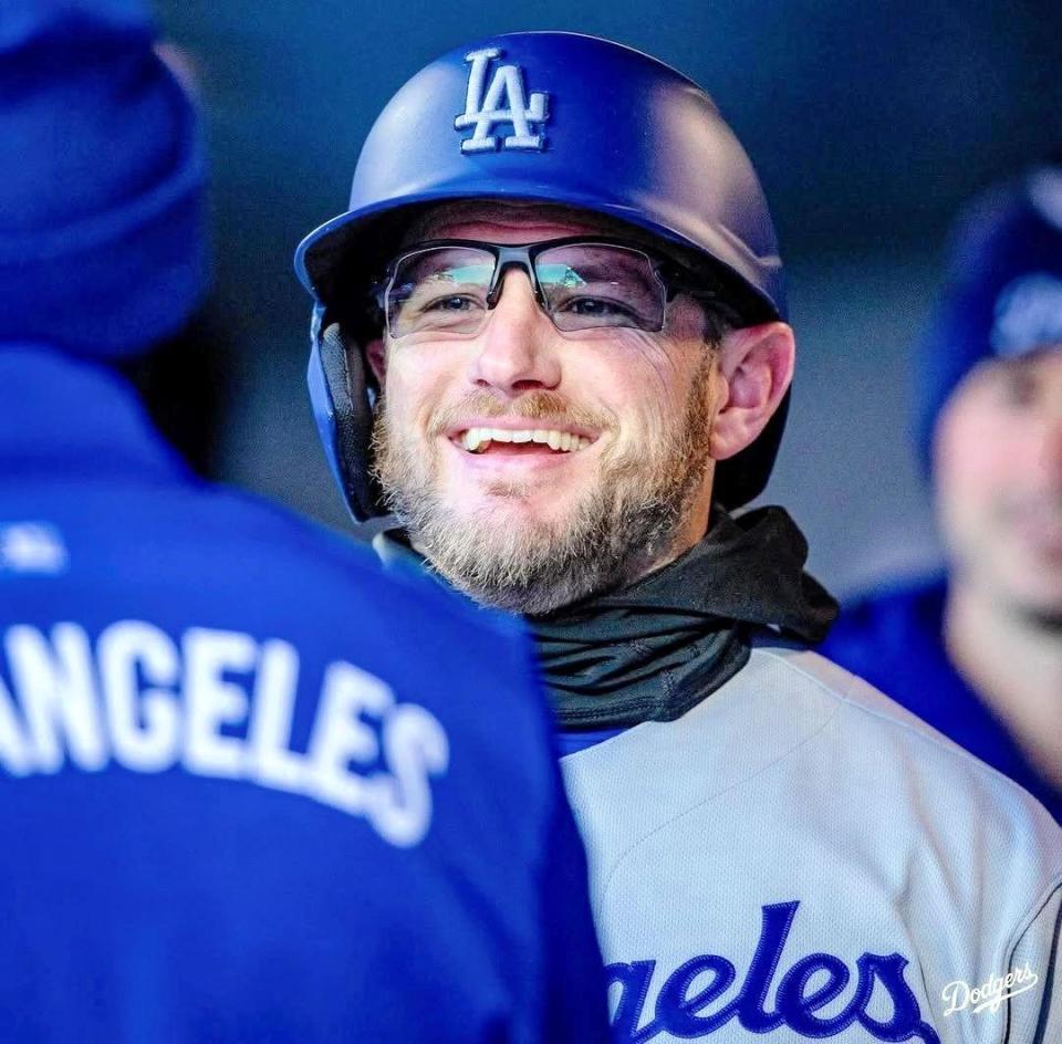 　二回、５号ソロを放ちベンチで笑みを浮かべるマンシー（ロサンゼルス・ドジャース提供）