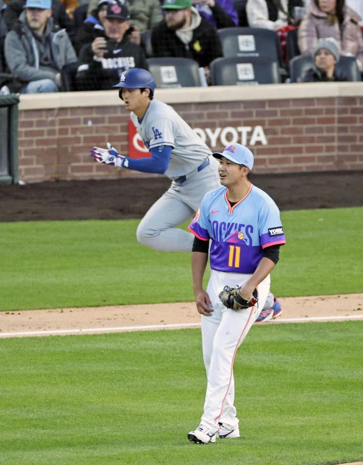 　ドジャース戦の２回、大谷（奥）に右前打を許したロッキーズ先発の菅野＝デンバー（共同）