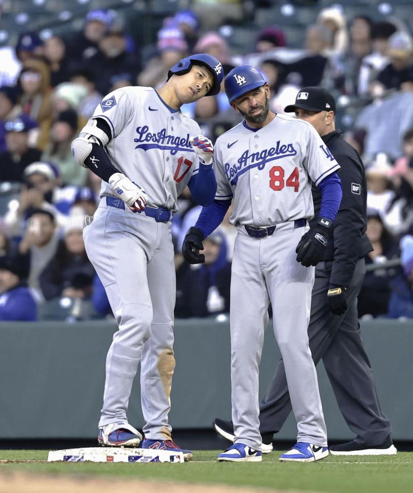 　ロッキーズ戦の２回、右前打を放ち、ヘルメットを合わせるドジャース・大谷（左）＝デンバー（共同）