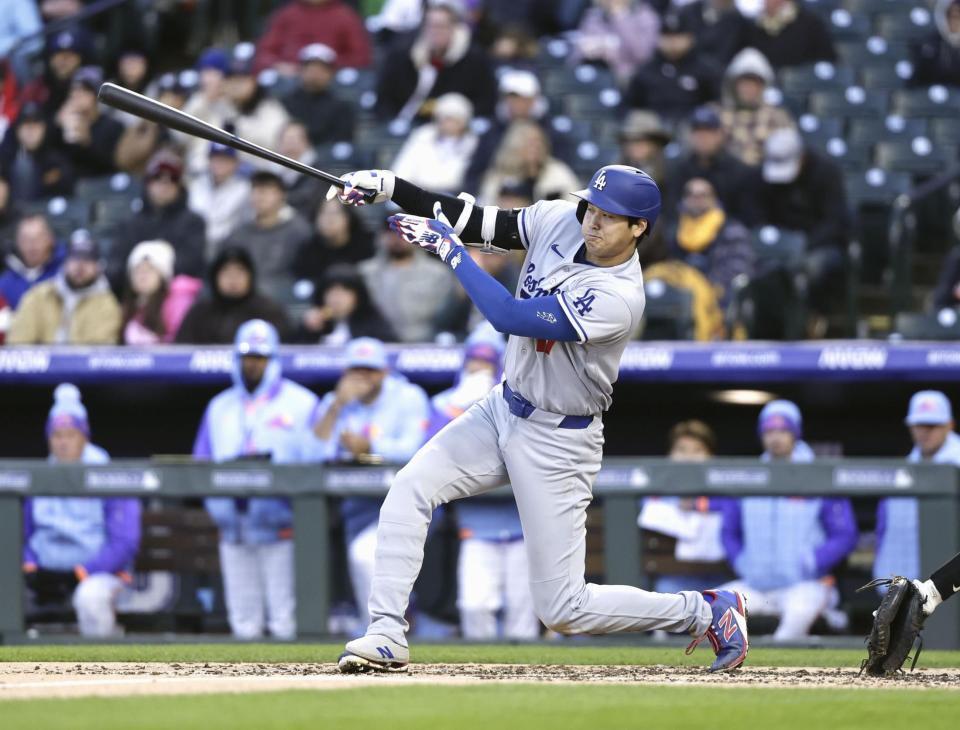 　ロッキーズ戦の２回、右前打を放つドジャース・大谷＝デンバー（共同）