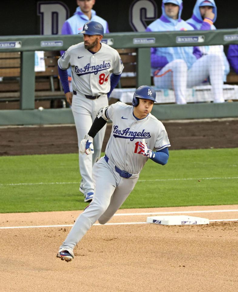 　ロッキーズ戦の１回、二塁打を放って走るドジャース・大谷＝デンバー（共同）