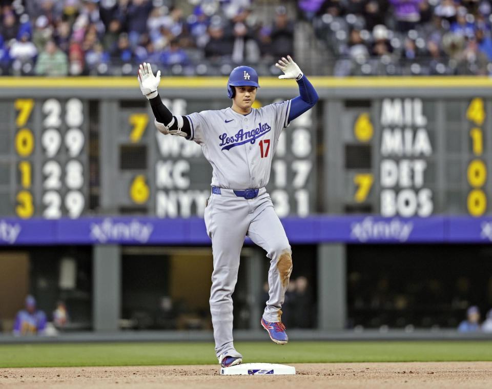 　ロッキーズ戦の１回、二塁打を放ちポーズをとるドジャース・大谷＝デンバー（共同）