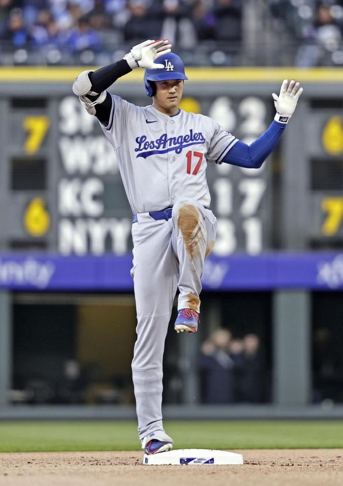 　ロッキーズ戦の１回、二塁打を放ちポーズをとるドジャース・大谷＝デンバー（共同）