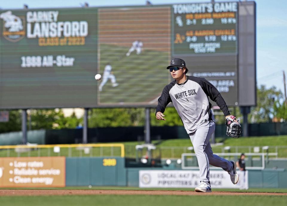 　試合前に守備練習するホワイトソックス・村上＝サクラメント（共同）
