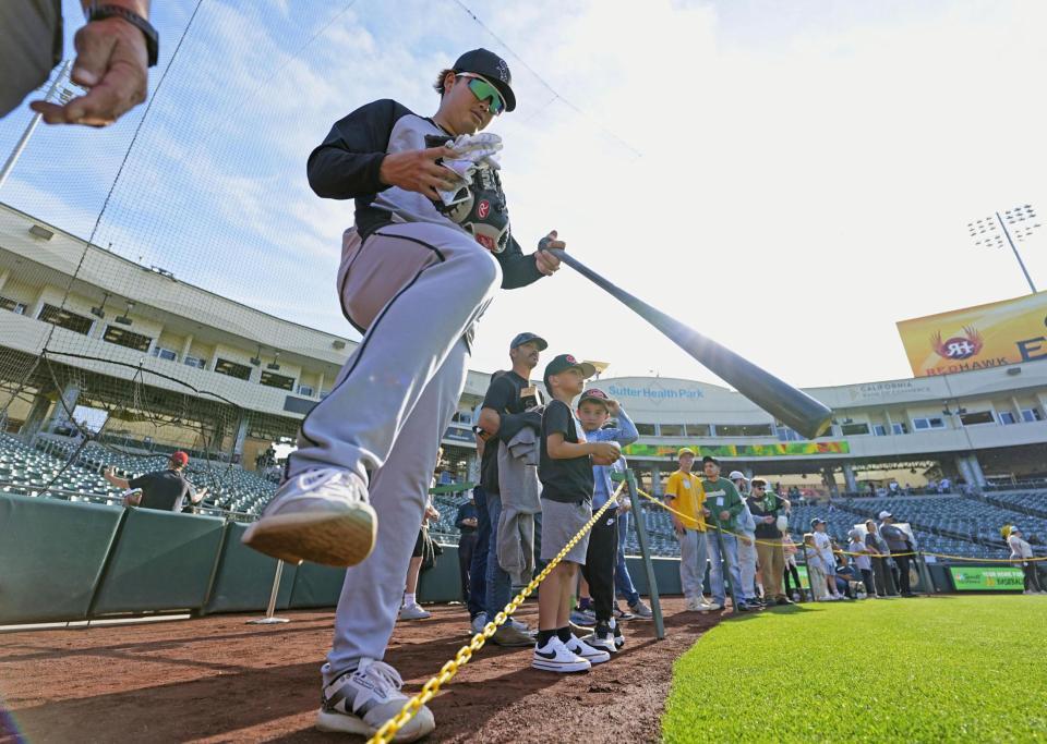　試合前に調整するホワイトソックス・村上＝サクラメント（共同）