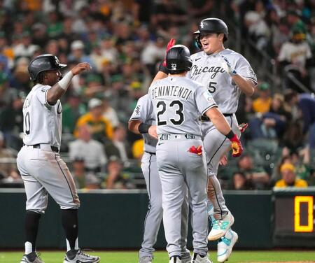 　７回、満塁本塁打を放ち、迎えられる村上（共同）