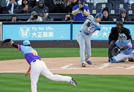 　１回、菅野（手前）から二塁打を放つ大谷（共同）