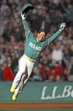 　代打でサヨナラ打を放ち、大喜びの吉田