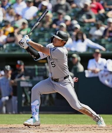 アスレチックス戦の７回、７号ソロを放つ村上（共同）