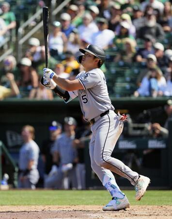 アスレチックス戦の７回、２試合連続の本塁打となる７号ソロを放つ村上（共同）