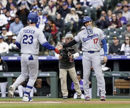 １回、２ランを放ったタッカー（左）を迎える大谷（共同）