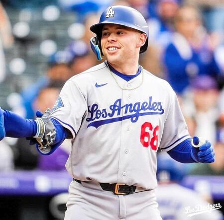 　二回、５号ソロを放って笑みを浮かべるラッシング（ロサンゼルス・ドジャース提供）