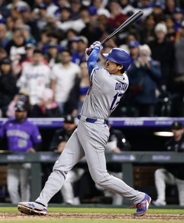 　ロッキーズ戦の９回、右前打を放つドジャース・大谷。昨季から５０試合連続出塁となった＝デンバー（共同）