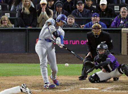 ９回、右前打を放つ大谷。昨季から５０試合連続出塁となった（共同）