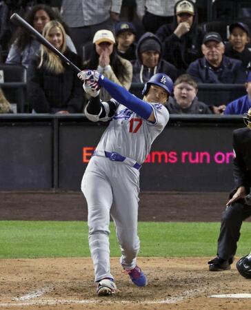 ９回、右前打を放つ大谷。昨季から５０試合連続出塁となった（共同）